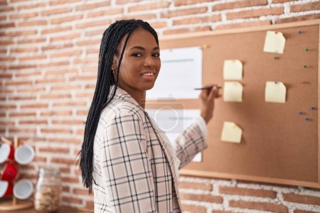 Téléchargez les photos : African american woman business worker writing on cork board at office - en image libre de droit