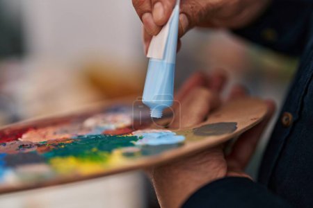Photo for Senior man mixing color on palette at art studio - Royalty Free Image