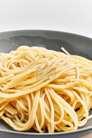 Foto de Delicioso plato de pasta de espagueti italiano sobre fondo blanco aislado - Imagen libre de derechos