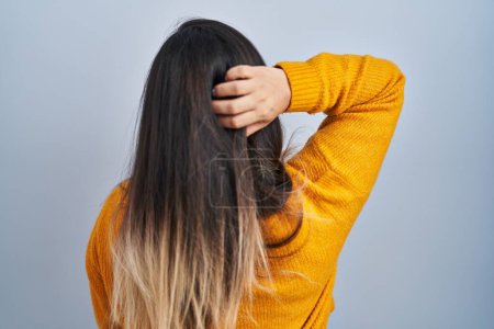 Téléchargez les photos : Jeune femme hispanique debout sur fond isolé en arrière-plan pensant au doute avec la main sur la tête - en image libre de droit