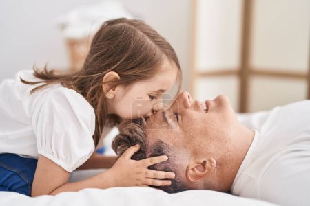 Téléchargez les photos : Père et fille père et fille baisent sur la tête dans la chambre - en image libre de droit