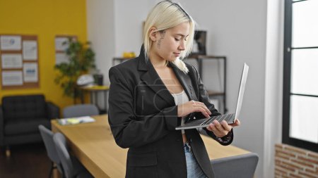 Téléchargez les photos : Young beautiful hispanic woman business worker using laptop working at office - en image libre de droit