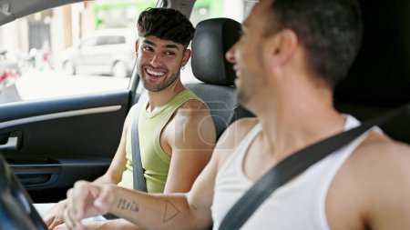 Foto de Dos hombres pareja sonriendo confiado coche de conducción hablando en la calle - Imagen libre de derechos
