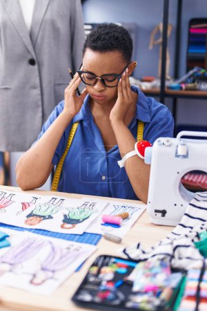 Téléchargez les photos : Femme afro-américaine tailleur stressé de travailler à la boutique de tailleur - en image libre de droit