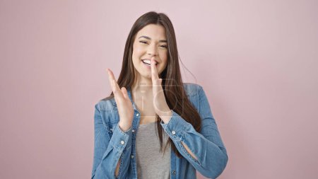 Téléchargez les photos : Jeune belle femme hispanique souriant mains claquement confiantes sur fond rose isolé - en image libre de droit