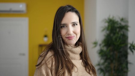 Téléchargez les photos : Belle femme hispanique souriant confiant à la maison - en image libre de droit