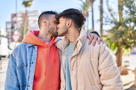 Foto de Dos parejas de hombres abrazándose y besándose en la calle - Imagen libre de derechos