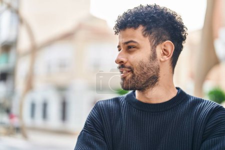 Téléchargez les photos : Young arab man smiling confident standing at street - en image libre de droit