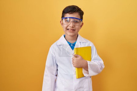 Foto de Pequeño niño hispano usando gafas científicas que se ven positivas y felices de pie y sonriendo con una sonrisa confiada mostrando los dientes - Imagen libre de derechos