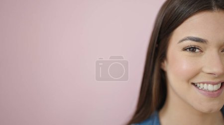 Téléchargez les photos : Jeune belle femme hispanique souriant confiant debout sur fond rose isolé - en image libre de droit