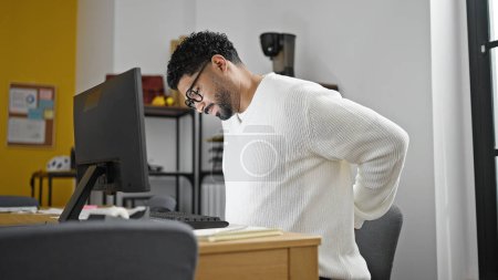 Foto de Hombre africano-americano trabajador de negocios que trabaja sufriendo por dolor de espalda en la oficina - Imagen libre de derechos