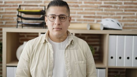 Téléchargez les photos : Jeune homme hispanique travailleur d'affaires debout au bureau - en image libre de droit