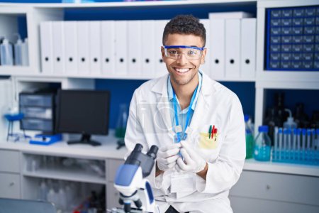 Téléchargez les photos : Homme scientifique afro-américain tenant des échantillons au laboratoire - en image libre de droit