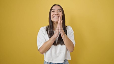 Téléchargez les photos : Jeune belle femme hispanique souriant applaudissements confiants applaudissements sur fond jaune isolé - en image libre de droit