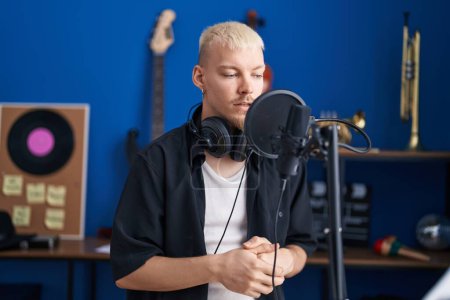 Téléchargez les photos : Young caucasian man artist singing song at music studio - en image libre de droit