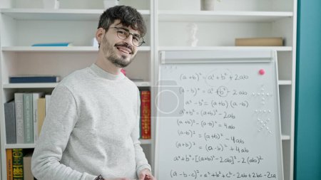 Téléchargez les photos : Jeune homme hispanique professeur d'enseignement des mathématiques leçon à l'université salle de classe - en image libre de droit