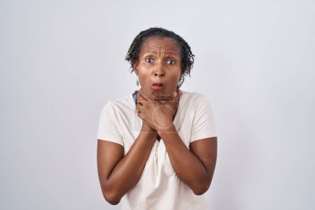 Téléchargez les photos : Femme africaine avec dreadlocks debout sur fond blanc crier et étouffer parce étranglement douloureux. problème de santé. concept d'asphyxie et de suicide. - en image libre de droit