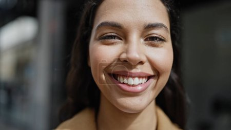 Foto de Joven hermosa mujer hispana sonriendo confiada en la calle - Imagen libre de derechos