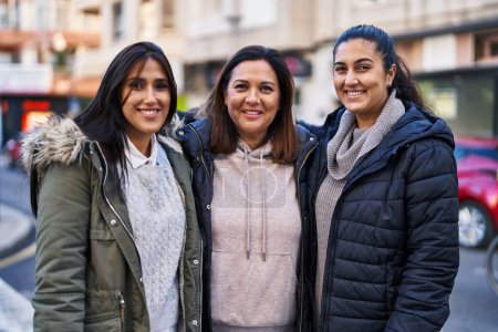Téléchargez les photos : Trois femmes mère et filles debout ensemble dans la rue - en image libre de droit