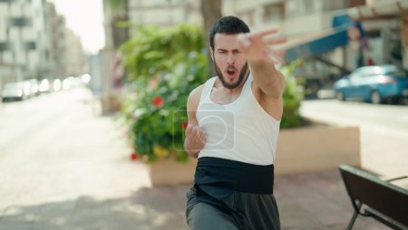 Téléchargez les photos : Jeune homme hispanique karaté entraînement de combattant au parc - en image libre de droit