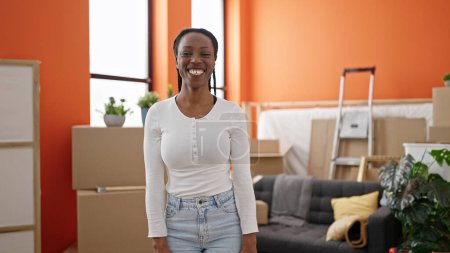 Téléchargez les photos : African american woman smiling confident standing at new home - en image libre de droit
