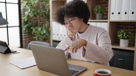 Téléchargez les photos : Jeune femme afro-américaine travailleur d'affaires fatigué en utilisant un ordinateur portable travaillant au bureau - en image libre de droit
