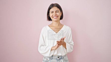Téléchargez les photos : Jeune belle femme hispanique souriant applaudissements confiants applaudissements sur fond rose isolé - en image libre de droit