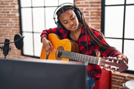 Téléchargez les photos : Musicienne afro-américaine jouant de la guitare classique au studio de musique - en image libre de droit