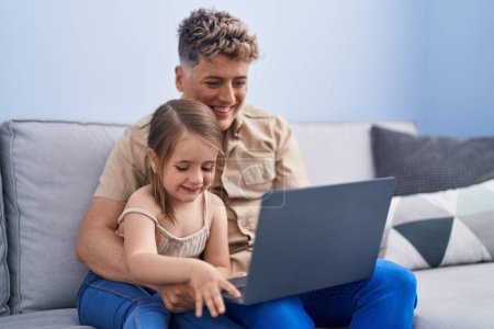 Téléchargez les photos : Père et fille père et fille utilisant un ordinateur portable à la maison - en image libre de droit