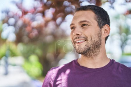 Téléchargez les photos : Young man smiling confident looking to the side at street - en image libre de droit