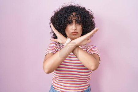 Téléchargez les photos : Jeune femme du Moyen-Orient debout sur fond rose expression de rejet croisant les bras faisant signe négatif, visage en colère - en image libre de droit