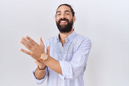 Téléchargez les photos : Homme hispanique avec barbe portant chemise décontractée applaudissant heureux et joyeux, souriant mains fières ensemble - en image libre de droit