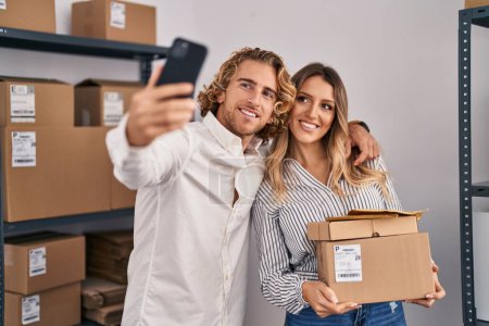 Téléchargez les photos : Homme et femme e-commerce travailleurs d'affaires font selfie par le smartphone au bureau - en image libre de droit