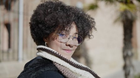 Téléchargez les photos : Jeune femme afro-américaine souriante confiante dans la rue - en image libre de droit