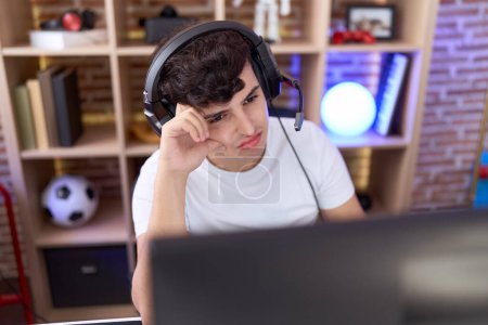 Téléchargez les photos : Non binary man streamer stressed using computer at gaming room - en image libre de droit