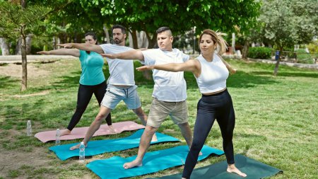 Foto de Grupo de personas que entrenan yoga en el parque - Imagen libre de derechos