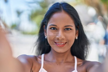 Téléchargez les photos : Jeune belle femme souriante confiante faire selfie par caméra au parc - en image libre de droit