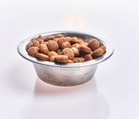 Foto de Delicioso tazón de bolas de comida para perros sobre fondo blanco aislado - Imagen libre de derechos