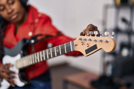 Foto de Músico afroamericano tocando la guitarra en el estudio de música - Imagen libre de derechos