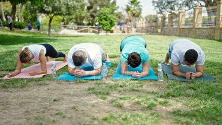 Téléchargez les photos : Groupe de personnes entraînement abs exercice au parc - en image libre de droit
