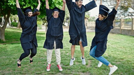 Téléchargez les photos : Groupe de personnes diplômés titulaires d'un diplôme avec expression gagnante sur le campus universitaire - en image libre de droit