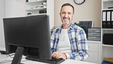 Téléchargez les photos : Homme d'âge moyen travailleur d'entreprise utilisant un ordinateur de travail au bureau - en image libre de droit