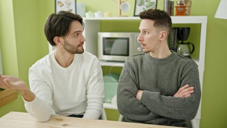 Foto de Dos hombres en pareja discutiendo por desacuerdo en el comedor - Imagen libre de derechos
