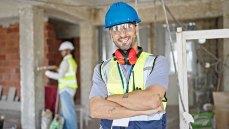 Téléchargez les photos : Deux hommes constructeurs debout avec les bras croisés geste de travail sur le chantier de construction - en image libre de droit