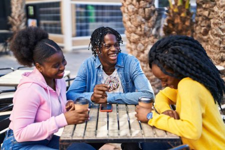 Téléchargez les photos : African american friends having breakfast sitting on table at coffee shop terrace - en image libre de droit