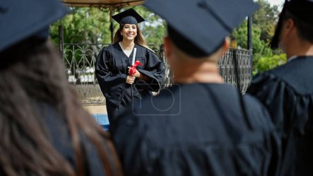 Foto de Grupo de personas estudiantes se graduaron diciendo discurso en el campus universitario - Imagen libre de derechos