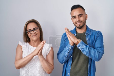 Téléchargez les photos : Mère hispanique et fils debout ensemble applaudissant et applaudissant heureux et joyeux, souriant mains fiers ensemble - en image libre de droit