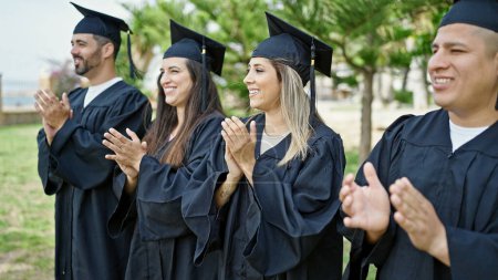Foto de Grupo de personas estudiantes graduados aplaudiendo aplausos en el campus universitario - Imagen libre de derechos