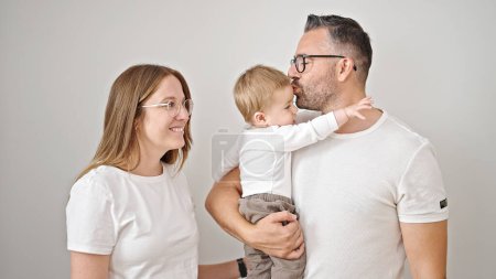 Téléchargez les photos : Famille de mère, père et bébé souriant ensemble sur fond blanc isolé - en image libre de droit