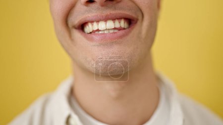 Foto de Joven hispano primer plano de sonrisa sobre aislado fondo amarillo - Imagen libre de derechos